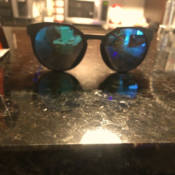 Brand new Oakley sunglasses bought at Nanaimo woodgrove sunglass hut. Paid $304 - Picture 1 of 6